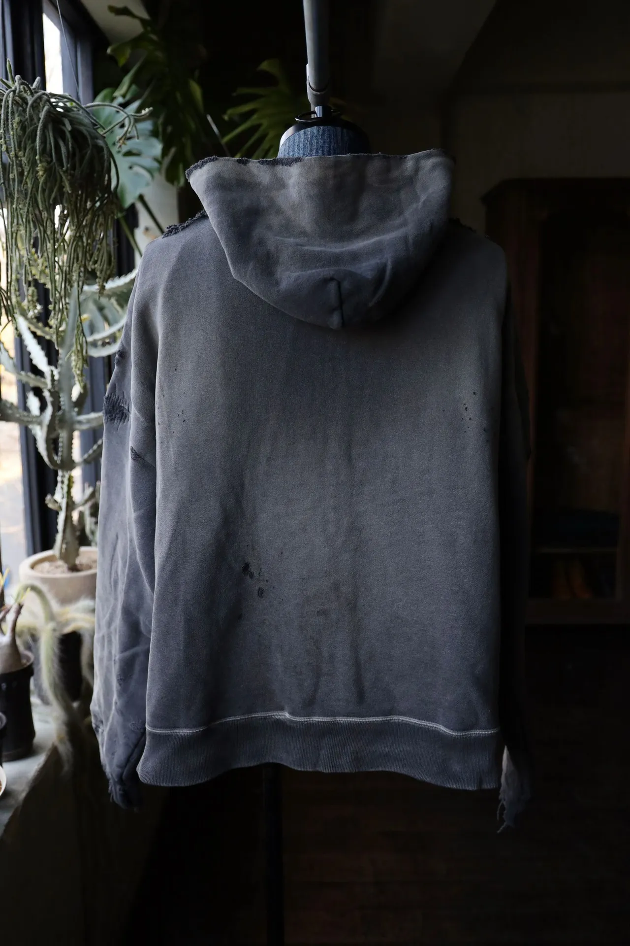 SAINT Mxxxxxx DBL FACE ZIP UP HOODIE/CHARCOAL Double-layer destroyed waffle zipper jacket, washed black S-XL, a style that has been used in the summer. After continuous fine polishing, it has finally been shipped. The finished product is simply a work of art. Super heavy washing to make the weather look old. Multiple water fades. Excessive manual wormhole damage processing. Deconstruction and reorganization embroidery technology. Custom-made zipper with LOGO. The color details of the zipper webbing are also correct. Original grade fruit main label and wash water label. Top purchasing grade. A layer of waffle fabric is added to the inner lining to make the overall texture stronger and increase the comfort and warmth of the wearer.